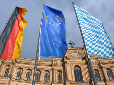 Der bayerische Landtag in München mit den Flaggen Deutschlands, Bayerns und der EU