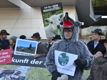 Viele Landwirte vor der BMW-Welt in München die gegen den Wolf demonstrieren
