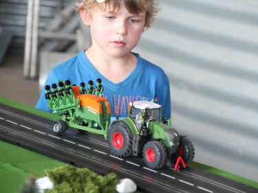 Kind vor Sicu-Schlepper