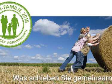 Das Wettbewerbslogo sowie eine ganze Familie, die einen Heuballen auf einem Feld anschiebt