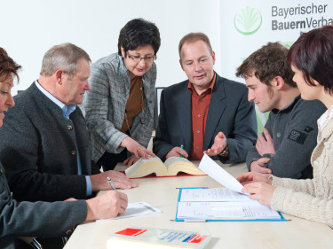 Beratung zur Hofübergabe an einer Geschäftsstelle des Bayerischen Bauernverbandes