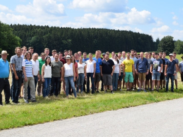 Die Studentengruppe aus Weihenstephan auf dem Saliterhof