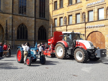 Alter und neuer Schlepper bei der Amberger Bauernmarkt Aktion