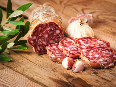 Eine aufgeschnittene Salami
