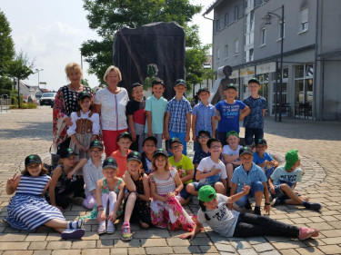 Kinder der Klasse 2b mit Heidi Bauersachs und Lehrerin