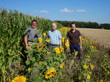 Unser Bild zeigt von links Landwirt und stellvertretender Kreisobmann Harald Peetz, Harald Hühnlein von der Firma Samen Hühnlein und Syngenta-Berater Christian Schneider