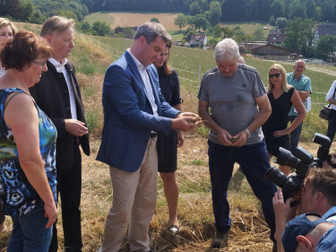 Ministerpräsident Söder besucht einen Betrieb