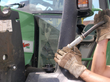 Eine Landwirtin füllt den Tank ihres Traktors