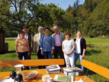 Gruppenfoto der Besuchsteilnehmer. Es sind von links zu sehen Christine und Jakob Schönach, Amtschef Herbert Püls, Bezirksbäuerin Christine Singer, Amtschef Dr. Peter Müller, Anni Hindelang und Stefanie Mack vom Bildungswerk des Bayerischen Bauernverbandes