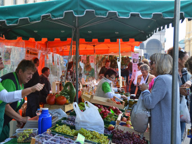 Verbraucher können auf der Bauernmarktmeile frische und vielfältige Produkte von Landwirten einkaufen.