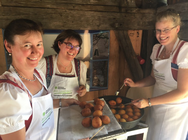 Landfrauen backen Bäuerinnenkugeln