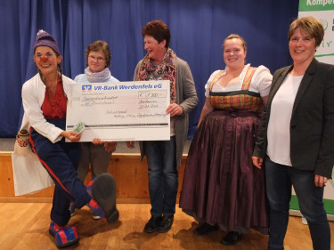 Die Ortsverbände Etting, Polling, Eberfing und Oberhausen übergeben KlinikClown Edda Knall-Zausel den Spendenscheck