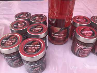 Kirschmarmelade in Gläser