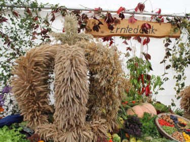 Erntekrone und Gemüse