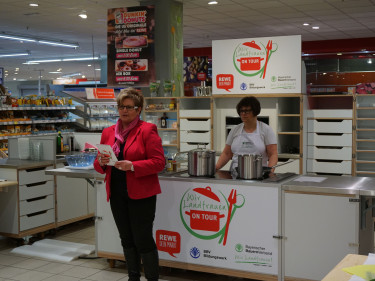 Landfrauen kochen bei REWE