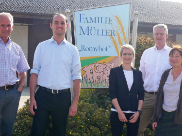 Der Bundesverband Systemgastronomie besucht einen Schweinehalter in Bayern