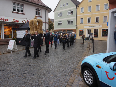 Erntekrone an der Spitze des Festzuges
