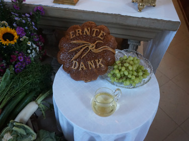 Geschmückter Altar der Kirche