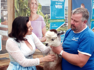 Frau Dorothee Bär in der Tierhalle 11