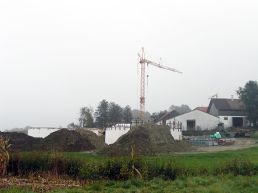 Die Güllegruben-Behälter für eine Biogas-Anlage werden gebaut. 