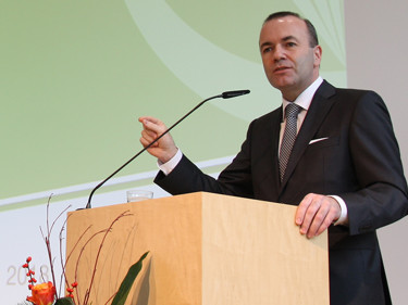 Manfred Weber spricht bei der Landesversammlung des Bayerischen Bauernverbandes. 