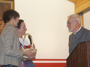 Kreisbäuerin Katharina Kern und stellvertretende Kreisbäuerin Maria Bichler mit Pfarrer Sebastian Heindl