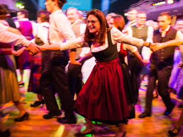 Traditionelle bayerische Tänze auf dem landwirtschaftlichen Hofball