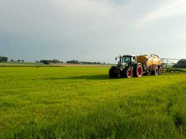 Landwirt düngt Feld in Bayern
