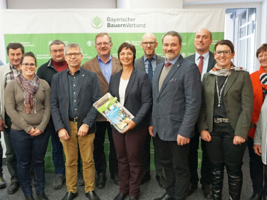 EU-Abgeordnete Ulrike Müller spricht mit dem Ausschuss für Nebenerwerbslandwirtschaft