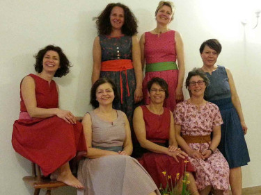 Personengruppe in Sommerkleidern