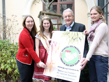 Freuen sich auf eine gute Spargelsaison 2019: Miriam Adel, Vorsitzendes des Spargelerzeugerverbandes Franken, die fränkische Spargelkönigin Theresa Bub, BBV-Generalsekretär Georg Wimmer und Michaela Schaumberger, Referentin für Obst- und Gemüsebau beim Bayerischen Bauernverband (v. l.)