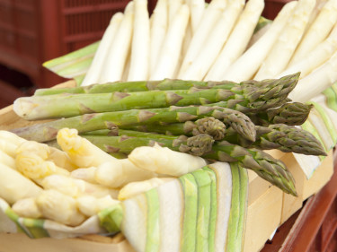Weißer und grüner Spargel in einem Korb. 