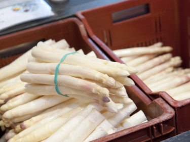 Gestochener Spargel in Kisten