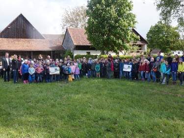 2019-05-20-Kinder sähen Blühstreifen