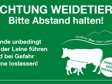 Weideschilder informieren in den Bergen Wanderer über den richtigen Umgang mit Weidetieren