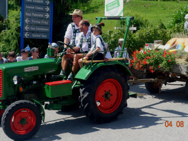 Festwagen der Ortsverbände Oy-Mittelberg und Petersthal auf Musikumzug