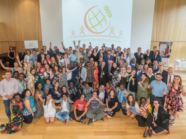 Das Gruppenbild aller Führungsverantwortlichen der Landjugendarbeit bei beim Internationalen Seminar in Herrsching teilgenommen haben. 