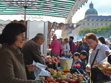 Verbraucher beim Einkauf auf der Bauernmarktmeile in München