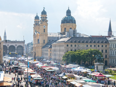 Die Bauernmarktmeile mit Theatinerkirche