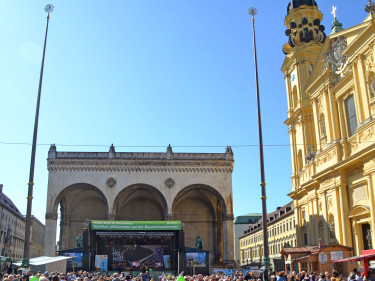 Odeonsplatz und Theatinerkirche 