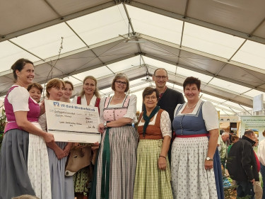 Die Landfrauen bei der Scheckübergabe