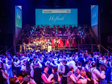 Viele Besucher sind auf der Tanzfläche beim landwirtschaftlichen Hofball. 