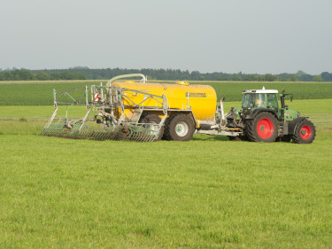Traktor mit Düngeanhänger