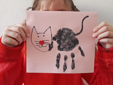 Eine Katze aus dem Handdruck