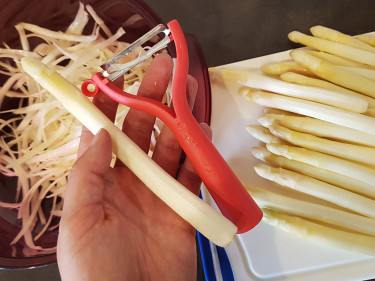 Spargel schälen