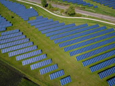 Luftaufnahme von Solaranlagen auf Feldern