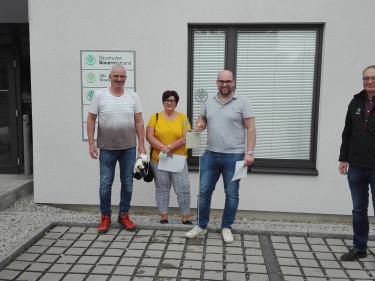 Geswchenkübergabe an Familie Maid