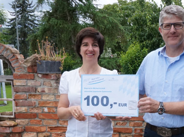 Kreisbäuerin Sabine Schindler bei Gutscheinübergabe