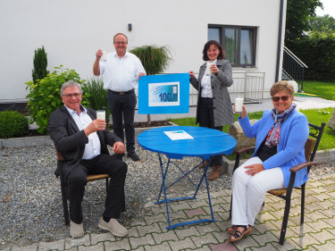 Übergabe Milchgutschein an Gasthaus Apfelbeck