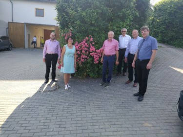 Personen im Halbkreis
